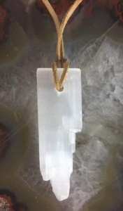 Wisiorek Selenit, minerał, amulet dł.57-60mm