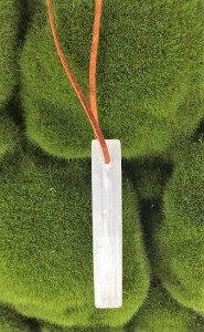 Wisiorek Selenit, minerał, amulet długość 70mm